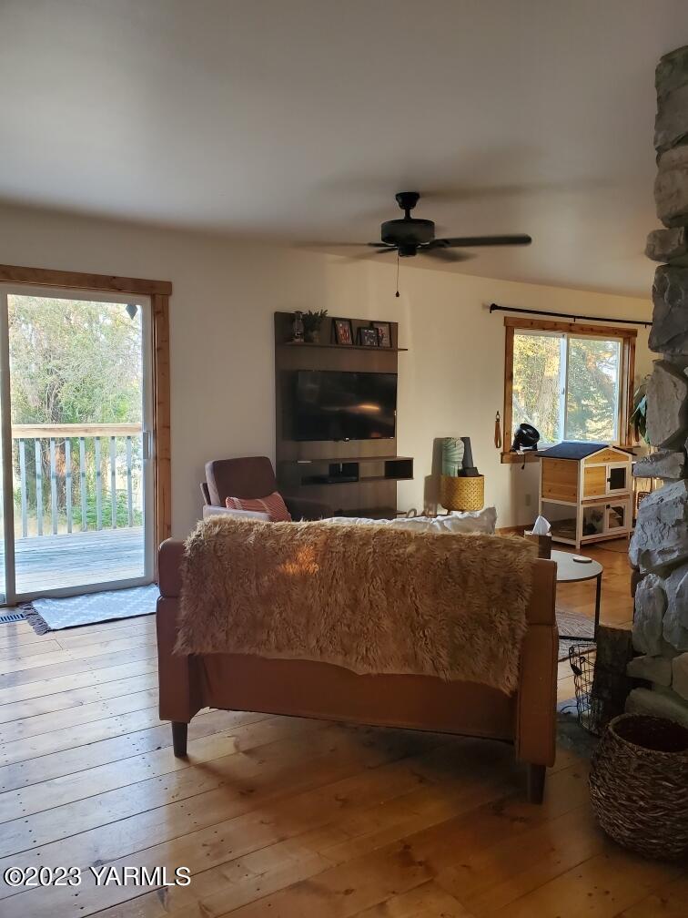 471 Beane Road Moxee, WA 98936 - Photo 7 of 18 Living Room