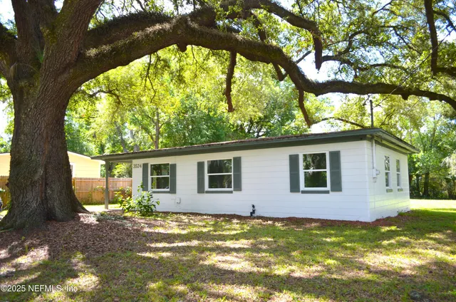 a view of a house with a backyard