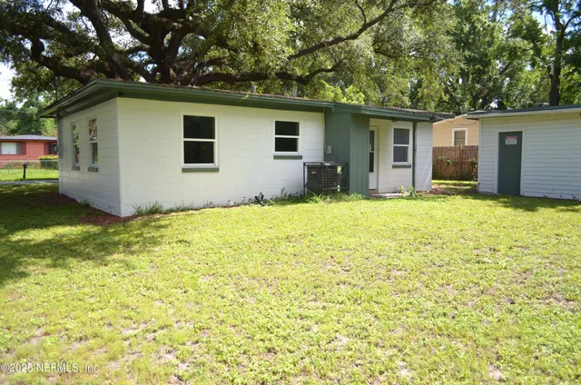 a view of a house with a yard