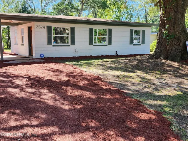 a view of a house with a backyard
