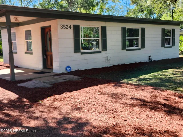 a view of front a house with a yard