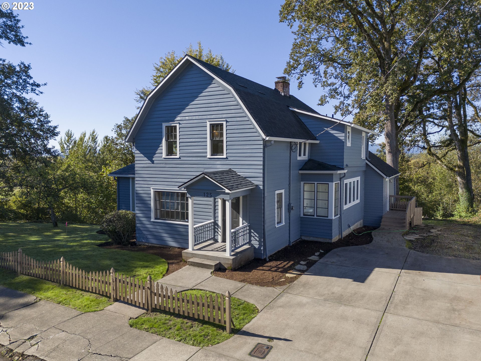 125 South Main Avenue Ridgefield, WA 98642 - Photo 1 of 35 a front view of a house with garden