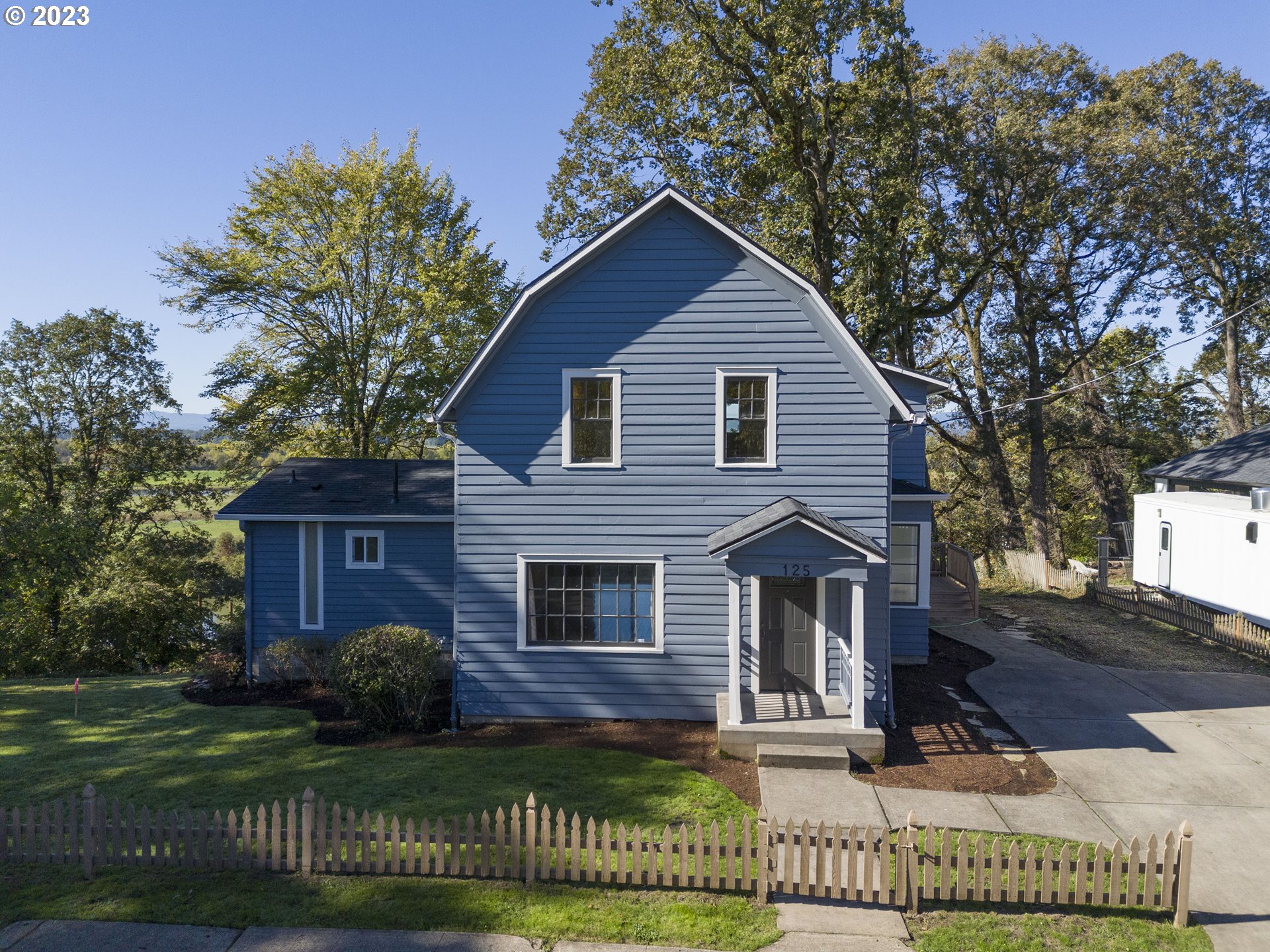 125 South Main Avenue Ridgefield, WA 98642 - Photo 2 of 35 a front view of a house with a garden
