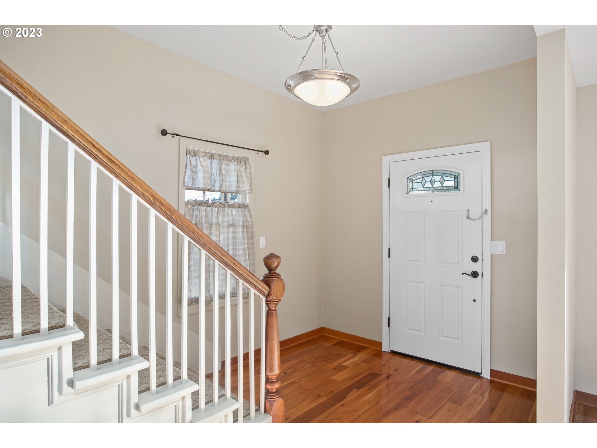 125 South Main Avenue Ridgefield, WA 98642 - Photo 5 of 35 a view of an entryway with wooden floor