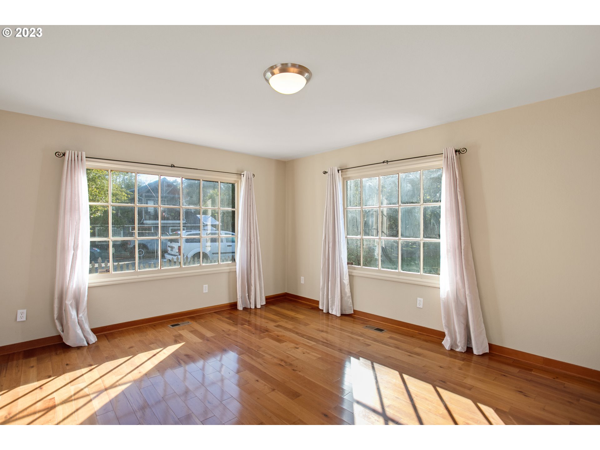 125 South Main Avenue Ridgefield, WA 98642 - Photo 7 of 35 a view of an empty room with a window