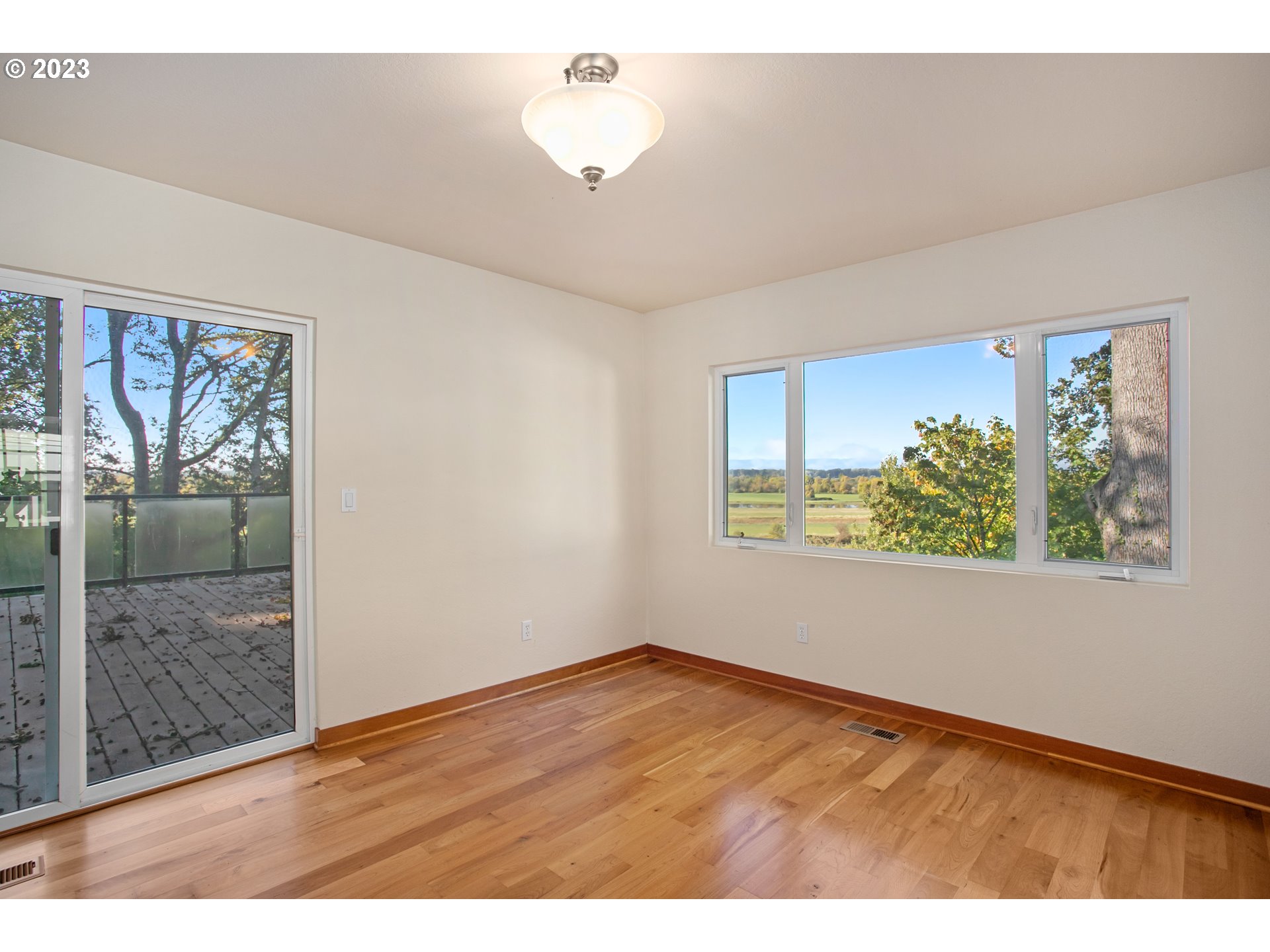 125 South Main Avenue Ridgefield, WA 98642 - Photo 10 of 35 a view of an empty room with a window