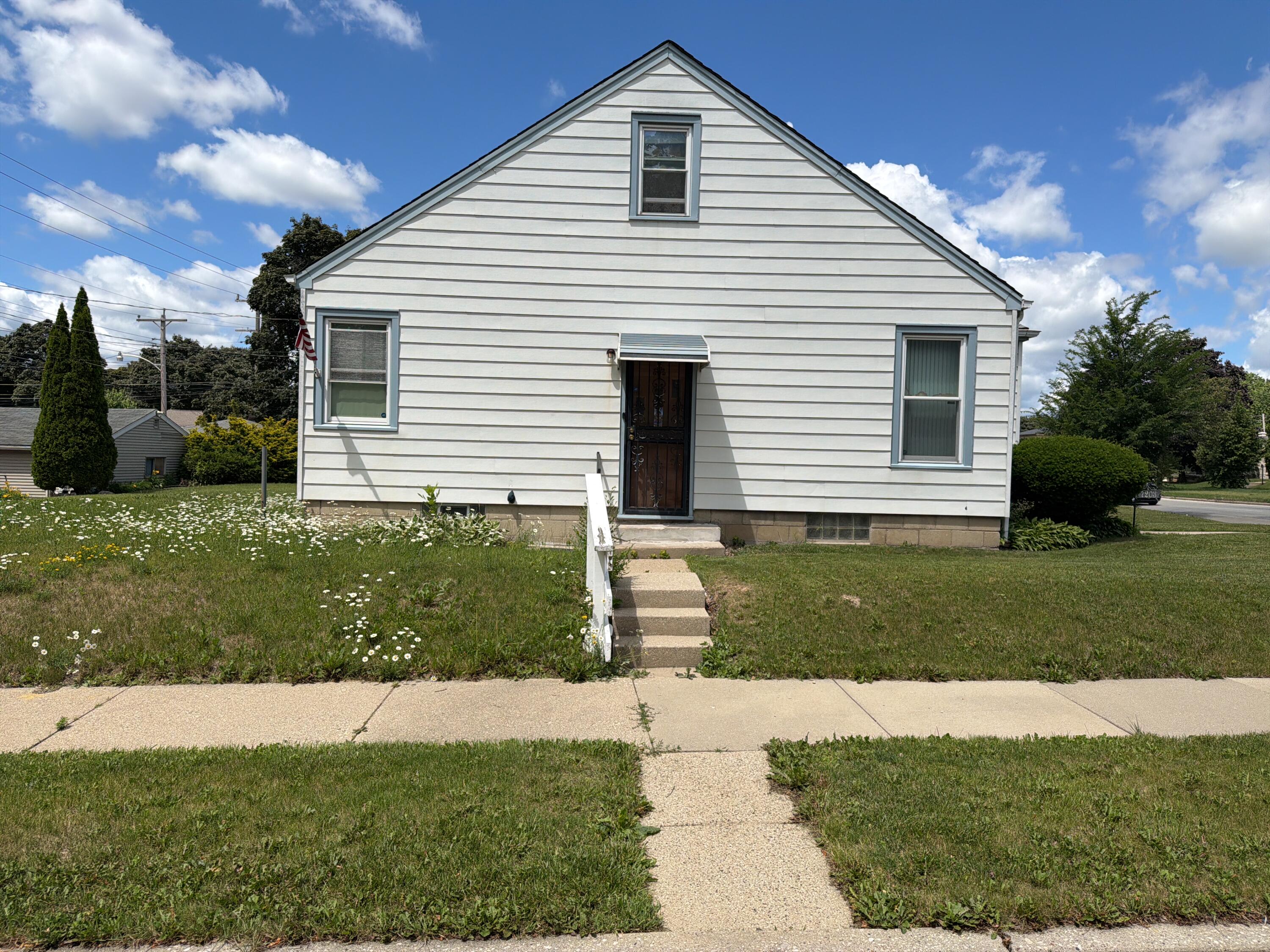 7203 West Hampton Avenue Milwaukee, WI 53218 - Photo 3 of 19 Side of the house