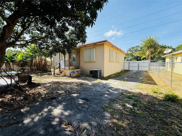 a view of a backyard