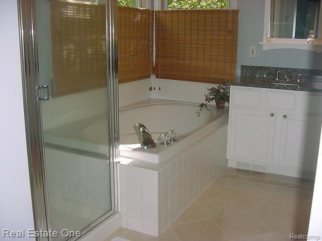 4246 Bold Meadows Rochester, MI 48306 - Photo 11 of 25 UPDATED MASTER BATH