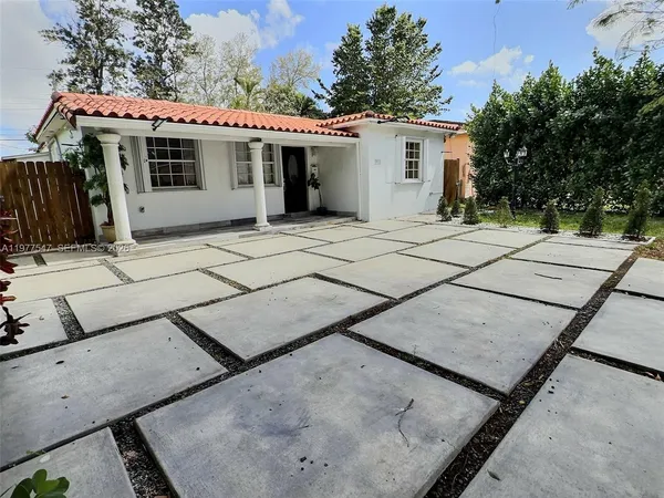 $898,000 | 3911 Southwest 61st Avenue, Miami, FL 33155