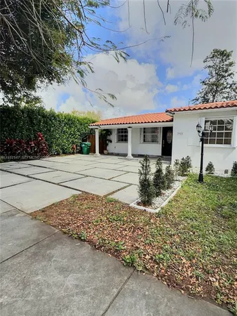 $898,000 | 3911 Southwest 61st Avenue, Miami, FL 33155
