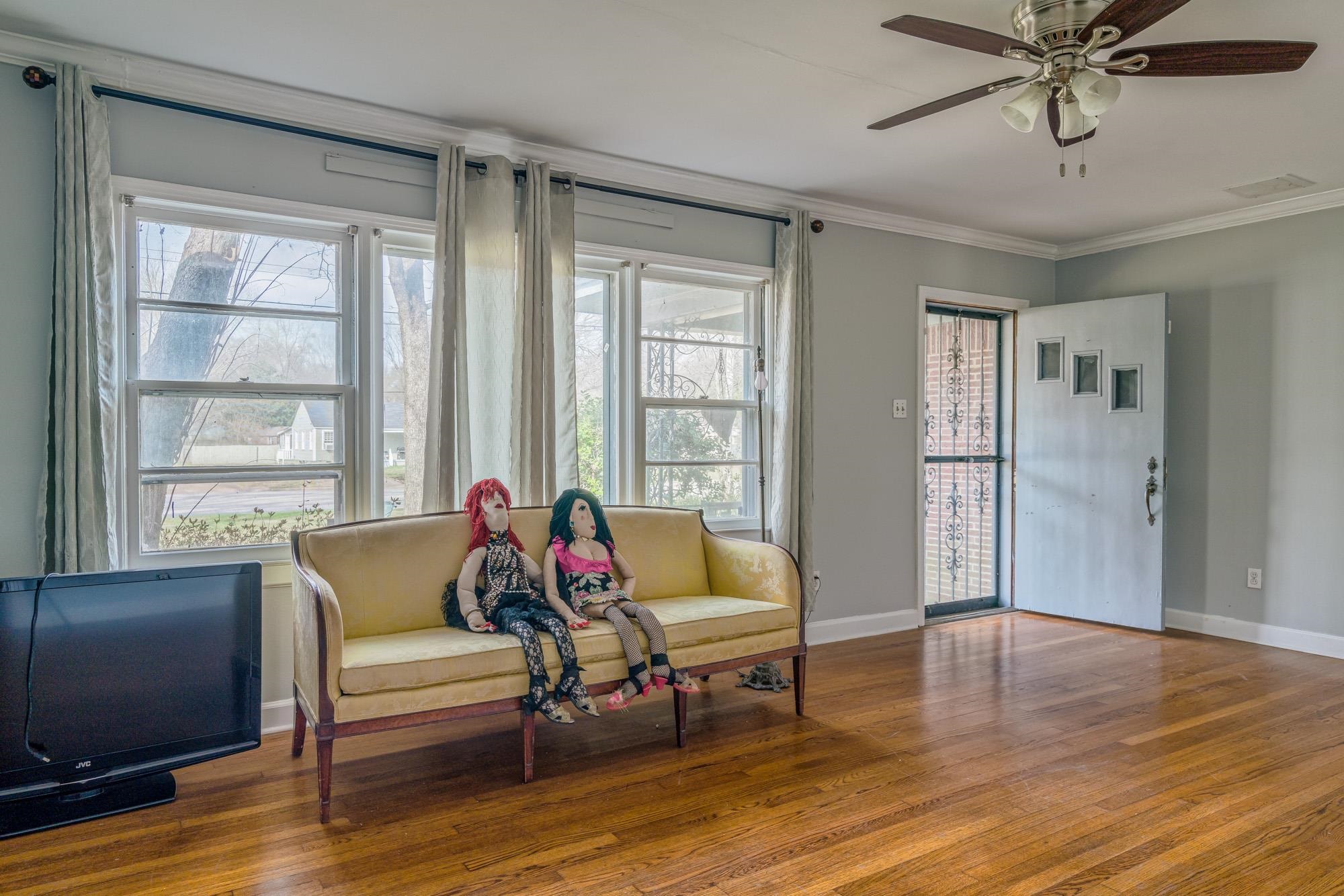 3087 James Road Memphis, TN 38128 - Photo 4 of 25 a living room with furniture and a window