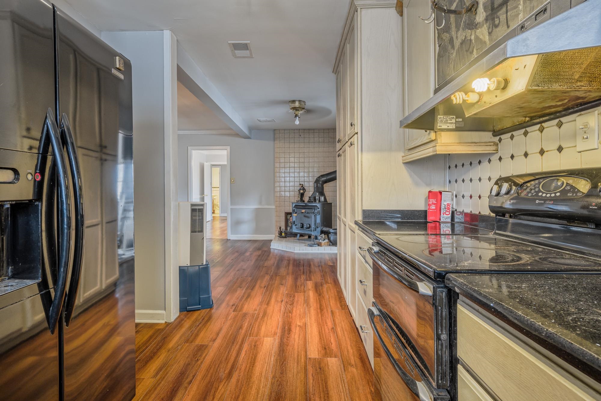 3087 James Road Memphis, TN 38128 - Photo 10 of 25 a kitchen with stainless steel appliances granite countertop a refrigerator a stove and a sink