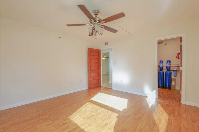 a view of a livingroom with a workspace
