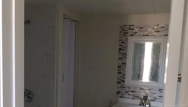 $1,000 | 725 East Adams Street, Pleasanton, TX 78064