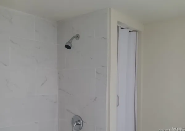 $1,000 | 725 East Adams Street, Pleasanton, TX 78064