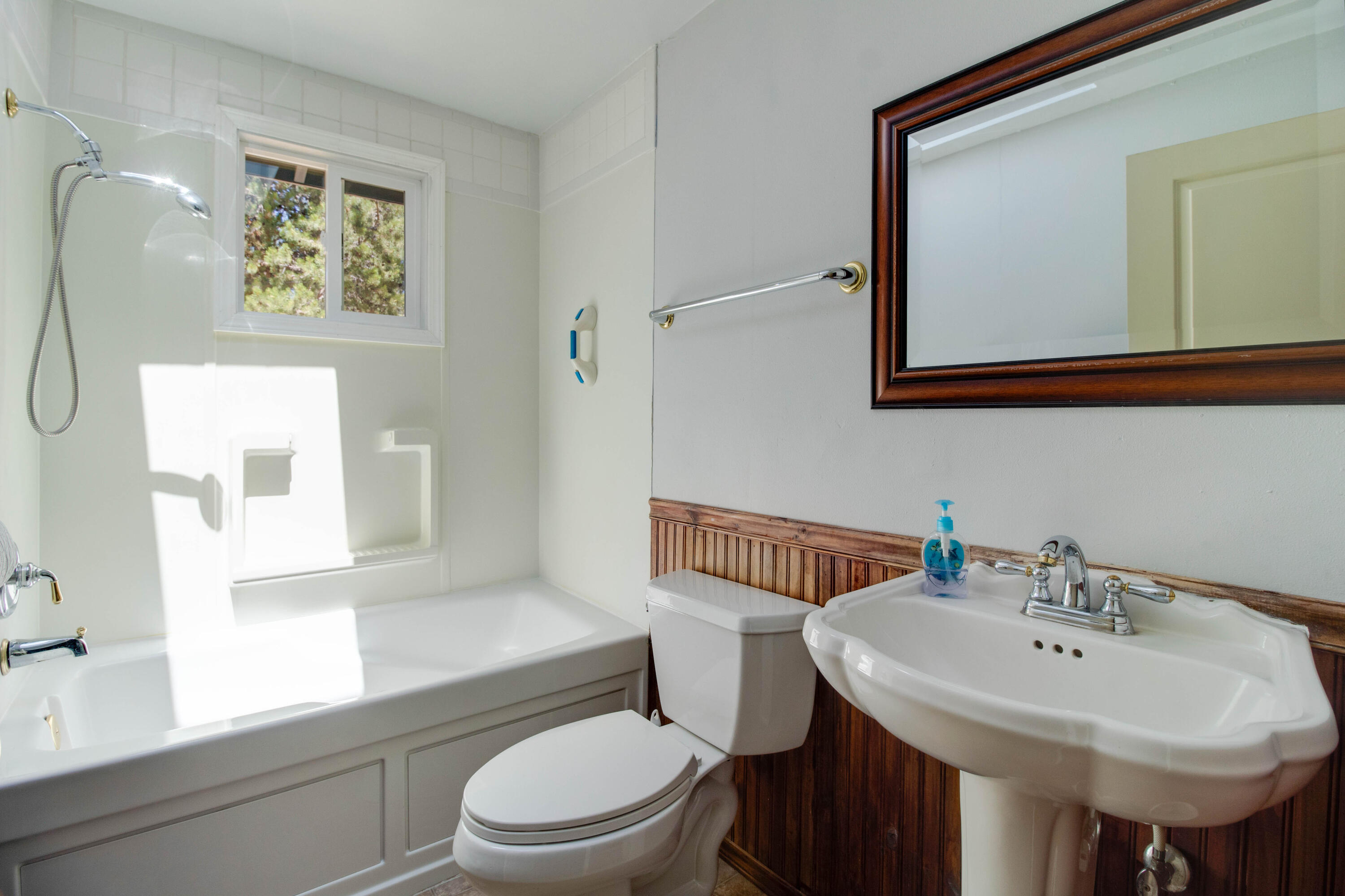 51503 Cedar Road La Pine, OR 97739 - Photo 35 of 42 Main Bathroom with Jetted Tub!