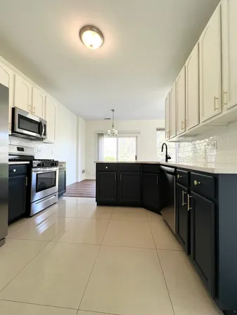 $2,900 | 601 Blackstone Court, Aurora, IL 60504