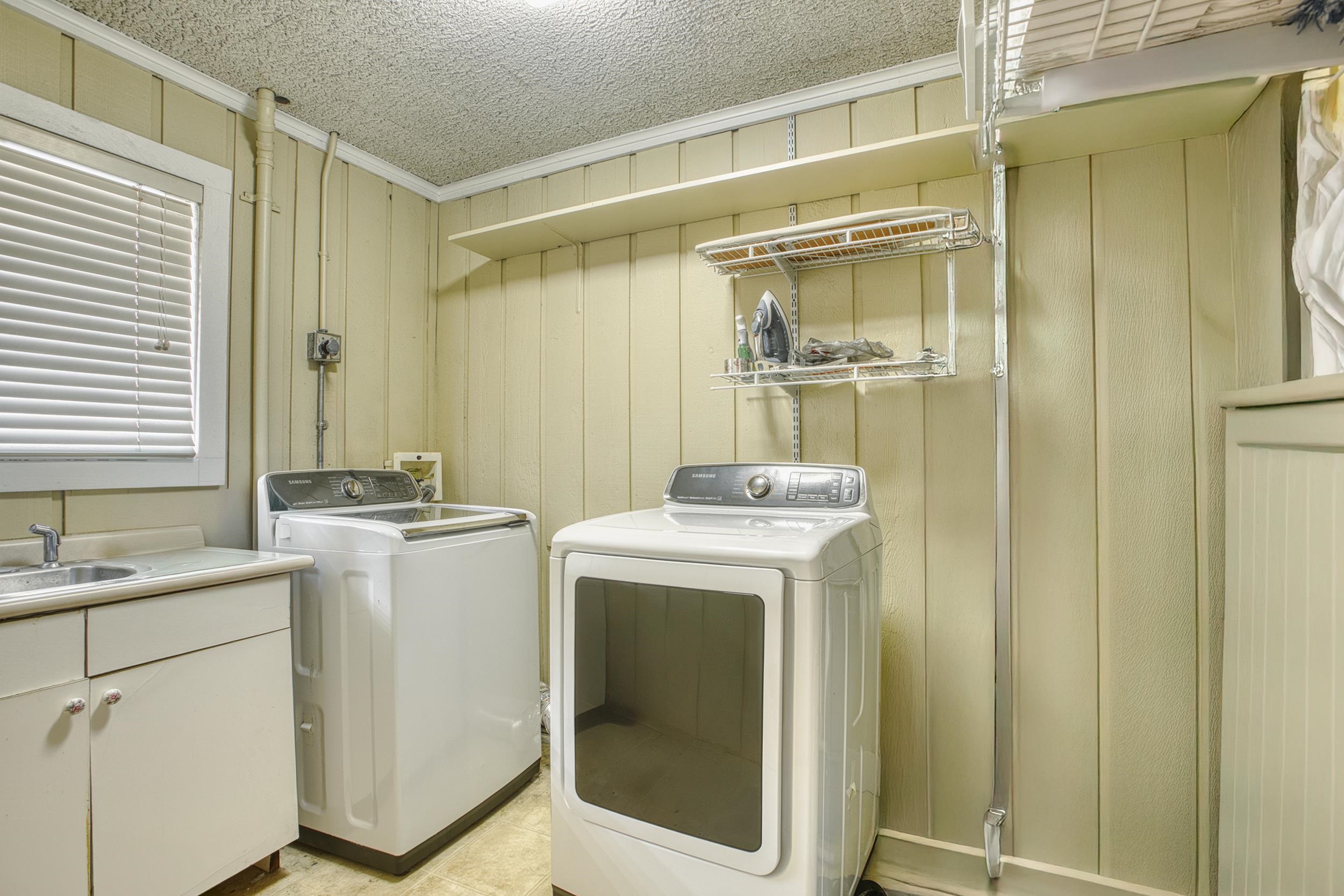 5680 North Angela Road Memphis, TN 38120 - Photo 22 of 33 Laundry area with cabinet space, ornamental molding, a sink, a textured ceiling, and independent washer and dryer