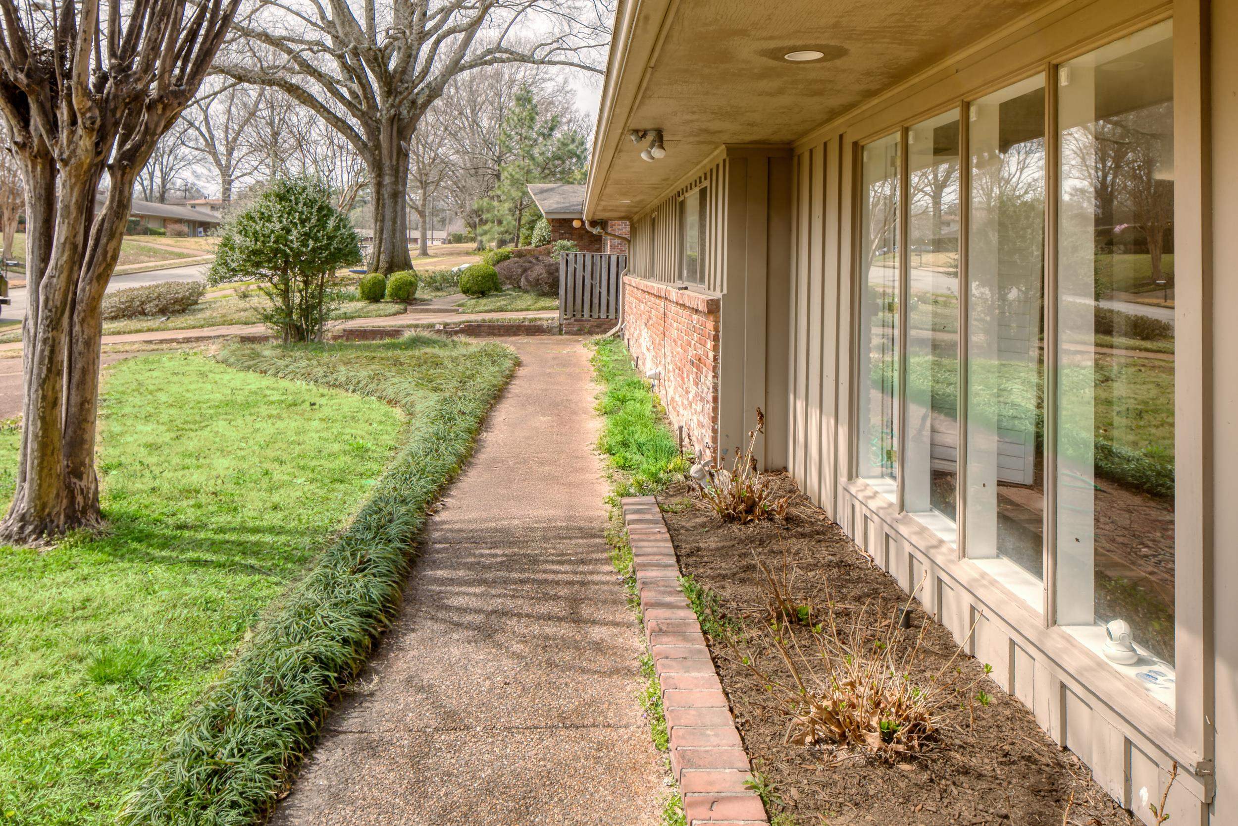 5680 North Angela Road Memphis, TN 38120 - Photo 31 of 33 View of yard