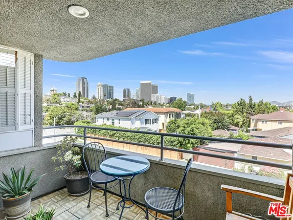 $949,000 | 9836 Vidor Drive, Unit 302, Los Angeles, CA 90035