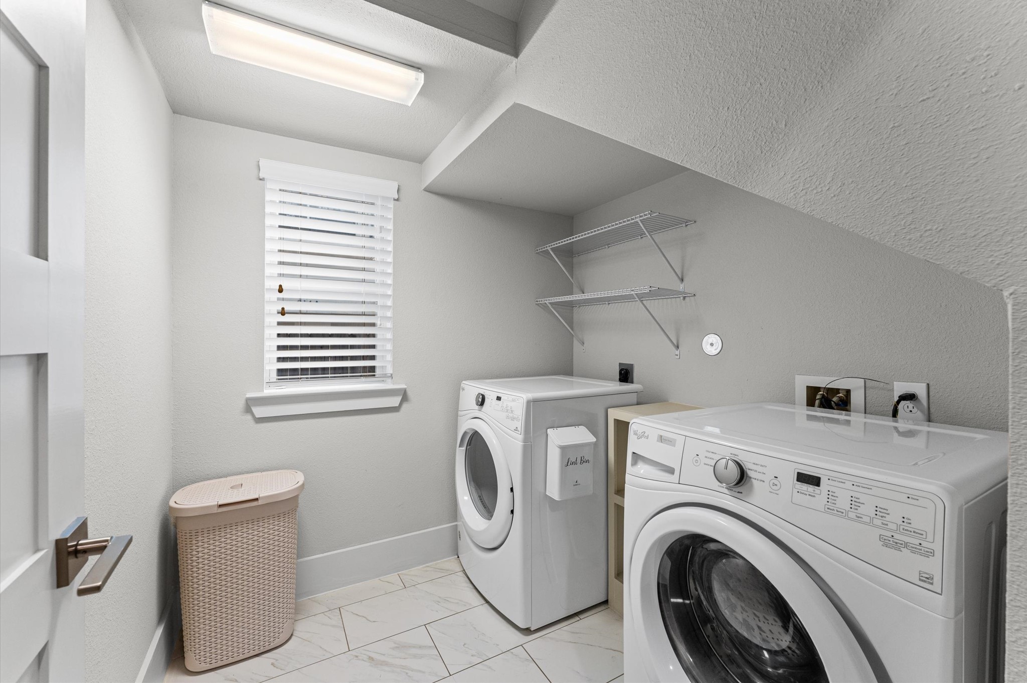 910 West 18th Street, Unit B Houston, TX 77008 - Photo 24 of 28 Utility room with full-size washer and dryer.