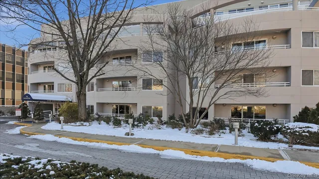 $3,600 | 100 Cutter Mill Road, Unit 4M, Great Neck, NY 11021