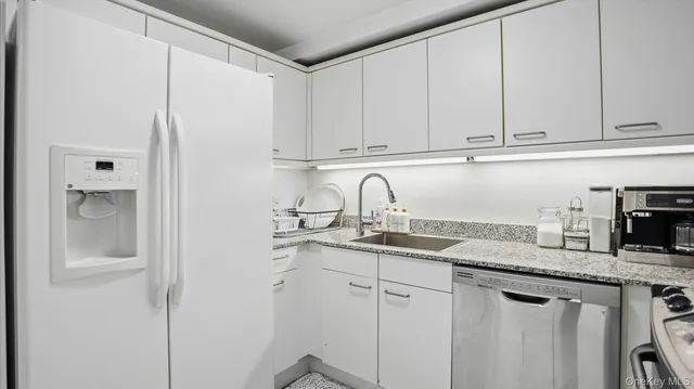 $3,600 | 100 Cutter Mill Road, Unit 4M, Great Neck, NY 11021