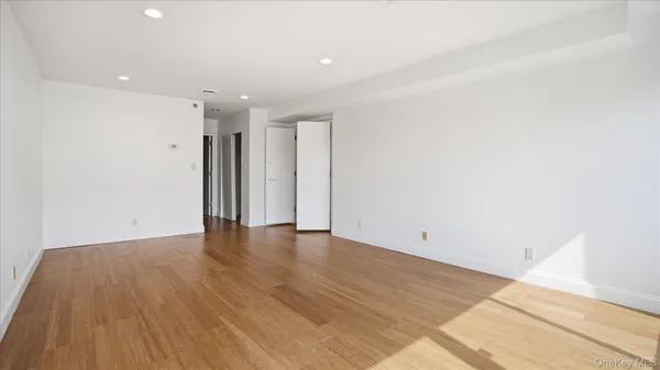 $3,600 | 100 Cutter Mill Road, Unit 4M, Great Neck, NY 11021