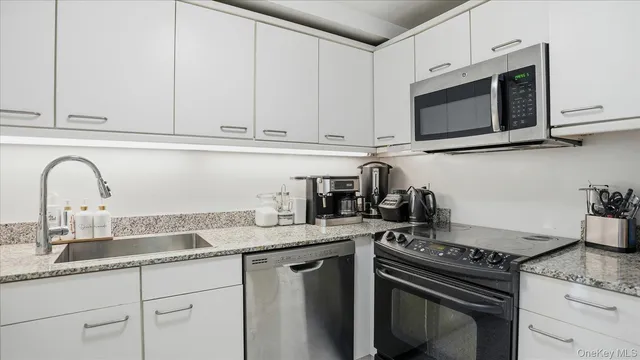 $3,600 | 100 Cutter Mill Road, Unit 4M, Great Neck, NY 11021