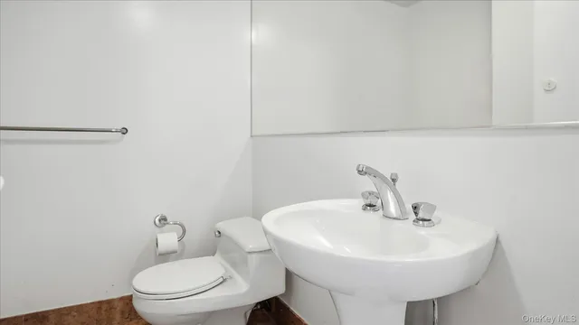 $3,600 | 100 Cutter Mill Road, Unit 4M, Great Neck, NY 11021