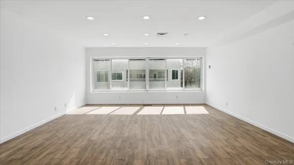 $3,600 | 100 Cutter Mill Road, Unit 4M, Great Neck, NY 11021