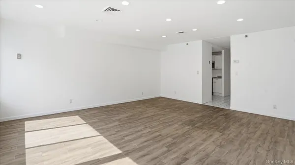 $3,600 | 100 Cutter Mill Road, Unit 4M, Great Neck, NY 11021