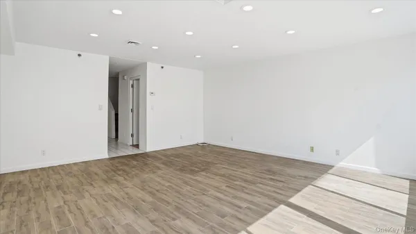 $3,600 | 100 Cutter Mill Road, Unit 4M, Great Neck, NY 11021