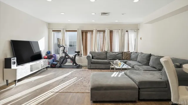 $3,600 | 100 Cutter Mill Road, Unit 4M, Great Neck, NY 11021