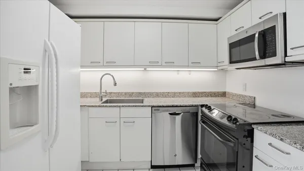 $3,600 | 100 Cutter Mill Road, Unit 4M, Great Neck, NY 11021