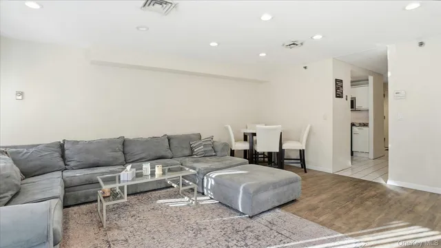 $3,600 | 100 Cutter Mill Road, Unit 4M, Great Neck, NY 11021