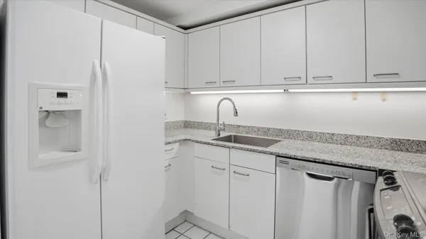 $3,600 | 100 Cutter Mill Road, Unit 4M, Great Neck, NY 11021