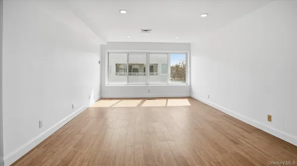 $3,600 | 100 Cutter Mill Road, Unit 4M, Great Neck, NY 11021