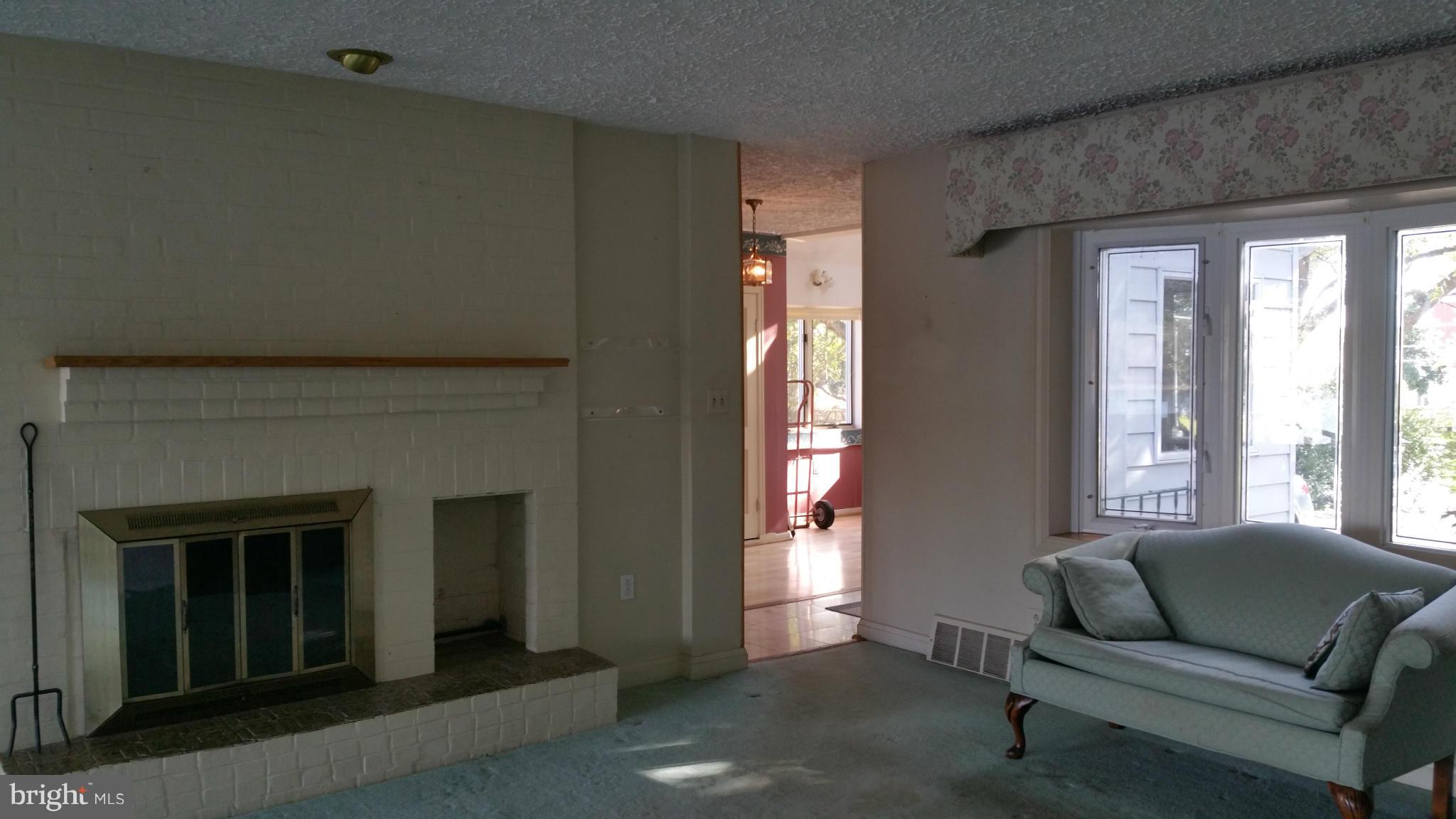 2112 Poplar Ridge Road Pasadena, MD 21122 - Photo 9 of 12 Living Room