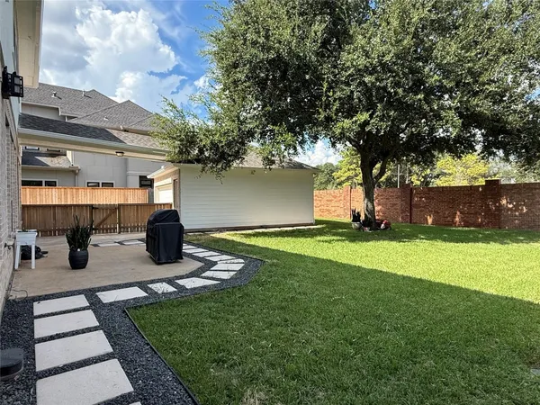 a view of back yard of the house with green space
