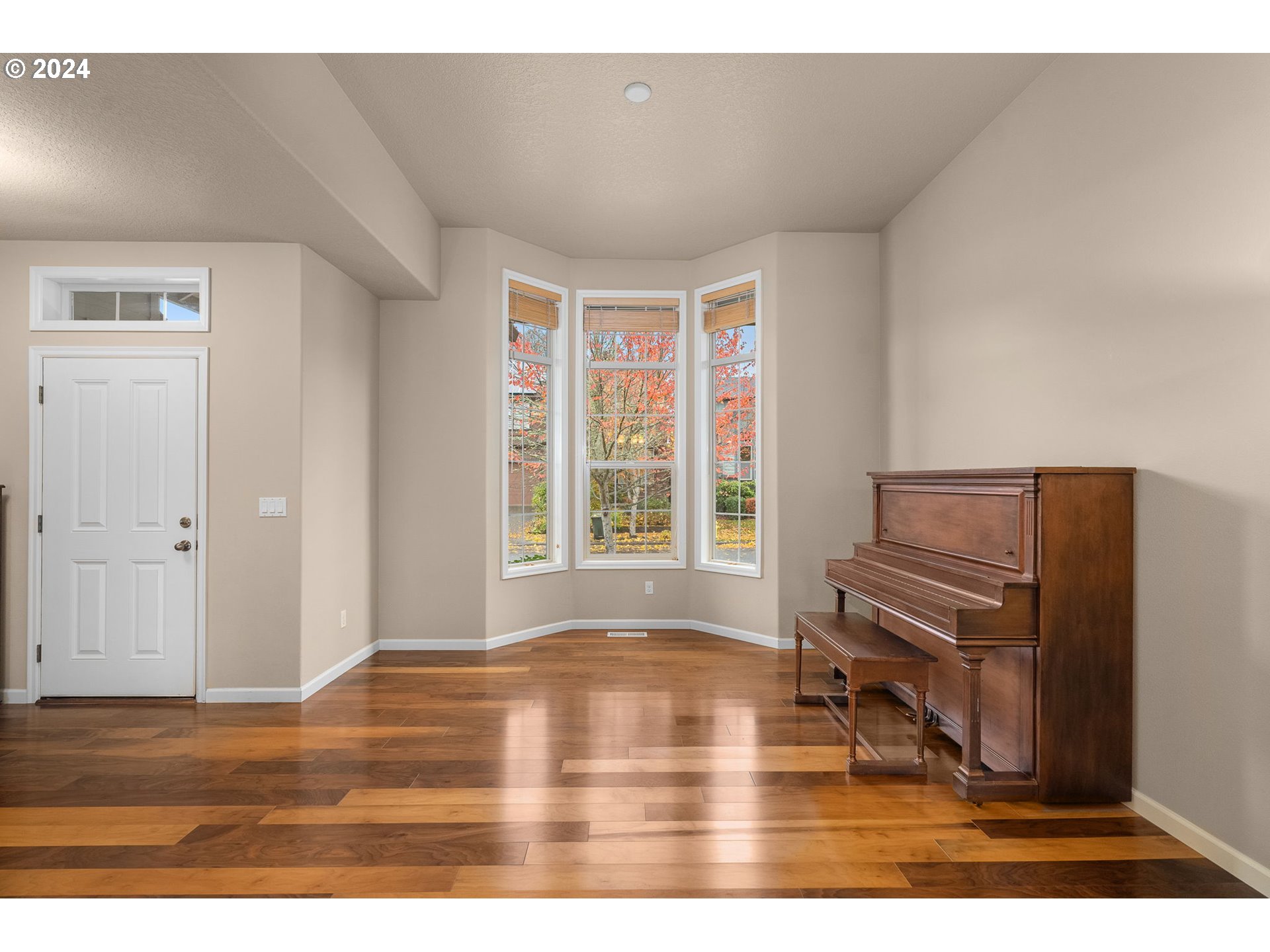 14034 Northwest Gargany Street Portland, OR 97229 - Photo 4 of 36 Living Room/Entrance