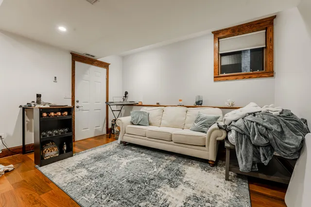 $4,995 | 1019 West Oakdale Avenue, Unit 1, Chicago, IL 60657