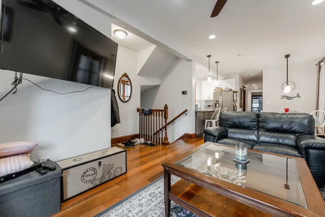 $4,995 | 1019 West Oakdale Avenue, Unit 1, Chicago, IL 60657