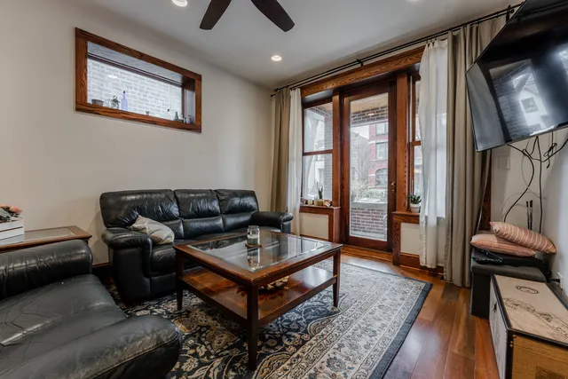 $4,995 | 1019 West Oakdale Avenue, Unit 1, Chicago, IL 60657