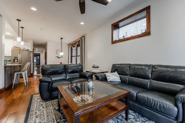 $4,995 | 1019 West Oakdale Avenue, Unit 1, Chicago, IL 60657