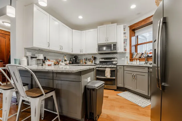 $4,995 | 1019 West Oakdale Avenue, Unit 1, Chicago, IL 60657