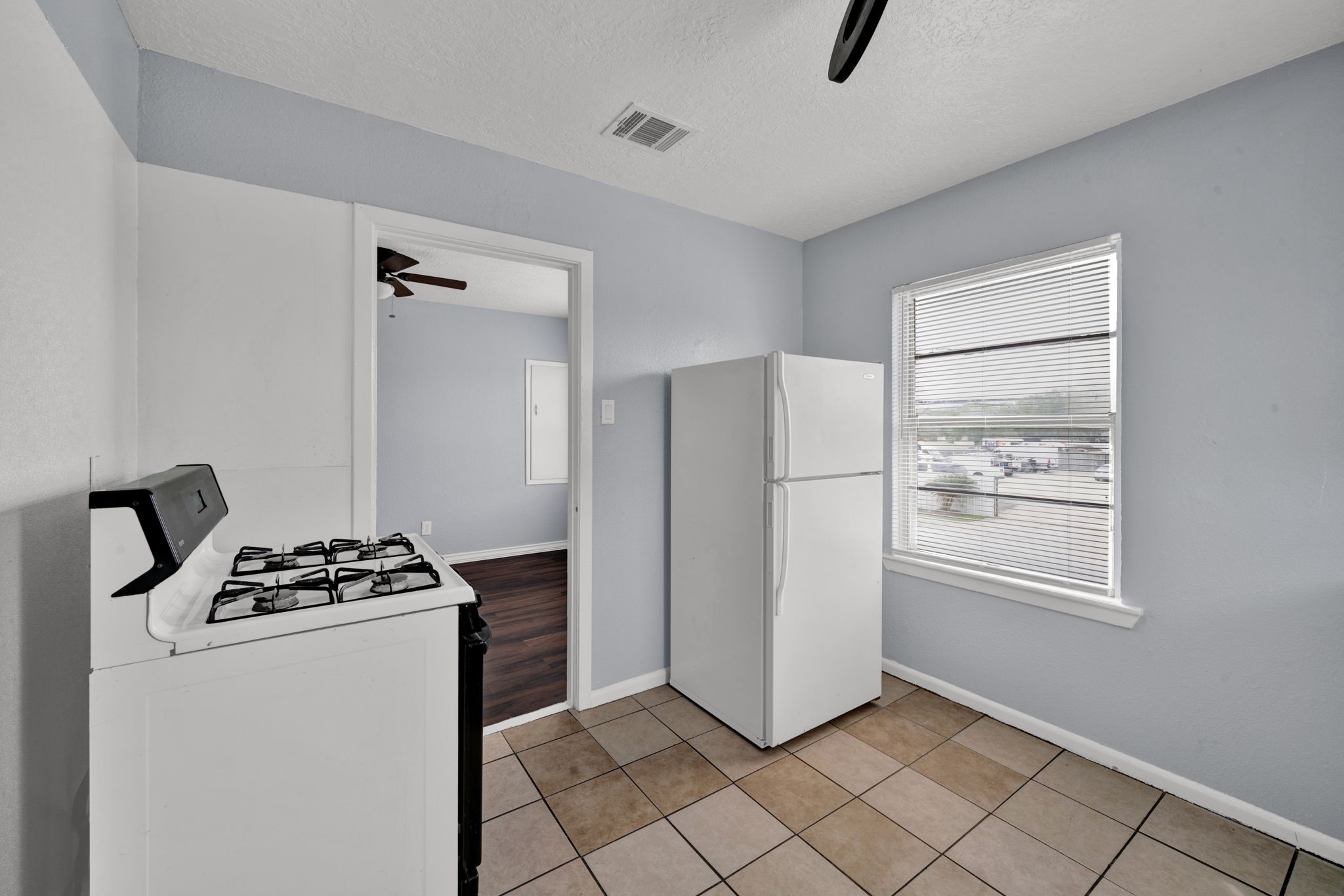 904 Beverly Avenue, Unit 6 Pasadena, TX 77506 - Photo 13 of 32 a kitchen that has a refrigerator and a stove in it