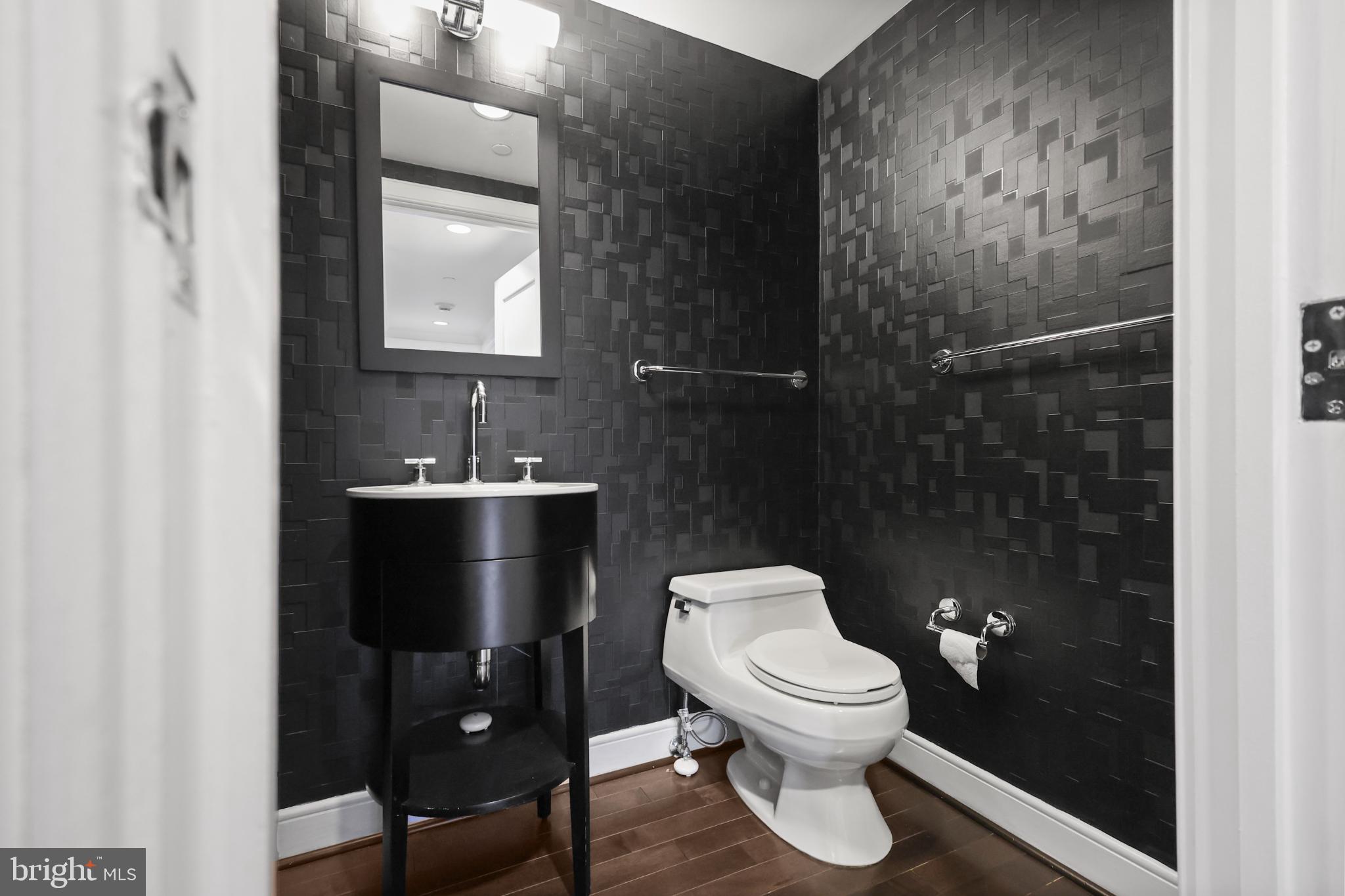 1111 19th Street North, Unit 1707 Arlington, VA 22209 - Photo 12 of 60 Powder room/Half bathroom