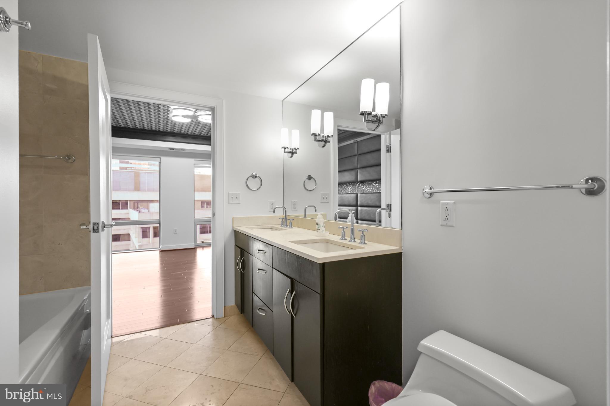 1111 19th Street North, Unit 1707 Arlington, VA 22209 - Photo 18 of 60 Bathroom 1 - Primary Bathroom